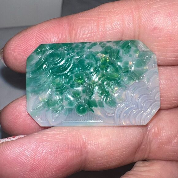 Vintage Art Deco Styling Carved Jadeite Brooch - Picture 3 of 8